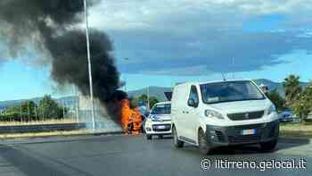 Brucia uno scooter e il traffico va in tilt - Il Tirreno