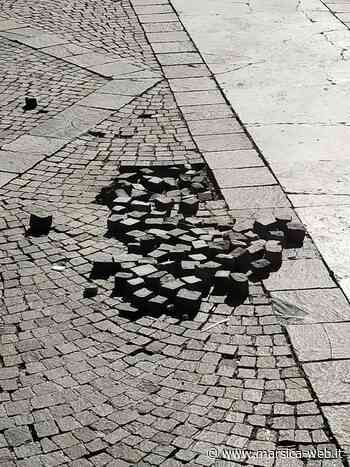 AVEZZANO, PIAZZA RISORGIMENTO SEMPRE PEGGIO: SANPIETRINI SPARSI OVUNQUE - MarsicaWeb