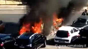 Incendio a Prati Fiscali: camper distrutto da un incendio