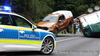 Landesstraße dicht: Umgekippter Anhänger versperrt die Endert - Kreis Cochem-Zell - Rhein-Zeitung