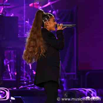 Ariana Grande 'brings her own toilet seat on tour'
