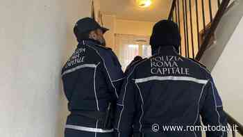 L'amico è in ospedale, lui gli affitta casa e rivende i mobili