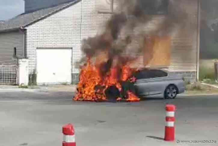 Auto volledig uitgebrand in Beurs - Truiense brengt zichzelf in veiligheid