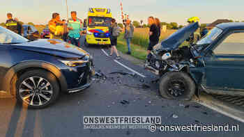 Frontale botsing auto's op Broerdijk in Oostwoud; veel schade geen letsel - OnsWestfriesland - OnsWestfriesland.nl
