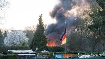 Brandeinsatz in Parchim: Gartenlaube durch Feuer zerstört - Polizei ermittelt wegen Brandstiftung - svz – Schweriner Volkszeitung