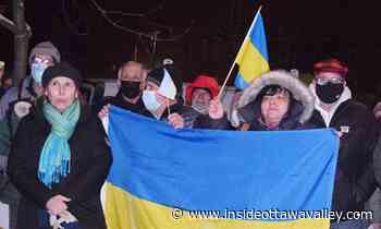 'Slava Ukraini': Carleton Place community stands with Ukraine at vigil - Ottawa Valley News