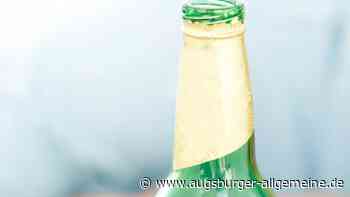 Unbekannter schlägt mit Bierflasche auf Kontrahenten ein