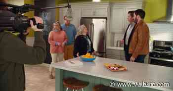 How 'Girls5eva' Created a Gloria's Smackdown with Drew Scott - Vulture