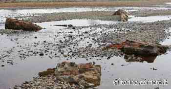 Vercelli, la siccità fa emergere i resti di un ponte medievale - Corriere della Sera