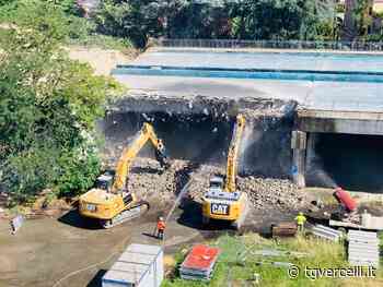 Partiti questa mattina i lavori di demolizione del cavalcaferrovia - tgvercelli.it