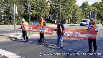 Klimaaktivisten blockieren Braunschweiger Straße in Wolfsburg