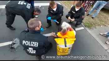 Wolfsburg: Aktivisten blockieren Braunschweiger Straße