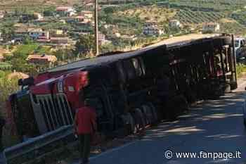 Si ribalta un camion su via del Mare a Castellabate, ferito l’autista: è in ospedale - Fanpage.it
