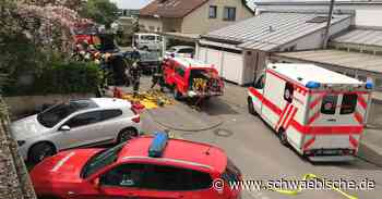 Feuerwehr muss Frau aus Auto schneiden - Schwäbische