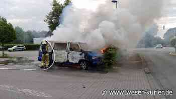 Kleinbus brennt auf Supermarkt-Parkplatz aus - WESER-KURIER