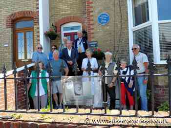 Blue plaques unveiled in Felpham recognise celebrated painter and Olympic fencing coach who worked on Star Wars - SussexWorld