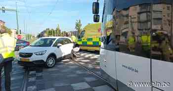 Auto en tram botsen op kruispunt | Antwerpen | hln.be - Het Laatste Nieuws