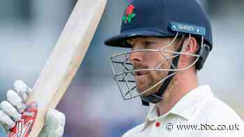 County Championship: Lancashire close 12 runs behind Warwickshire