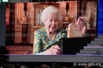 Paddington Bear joins Queen Elizabeth II for tea at Buckingham Palace - GPB News