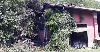 Colonna di fumo nero a Seriate: è bruciato il tetto della casa cantoniera in via Nazionale - Prima Bergamo