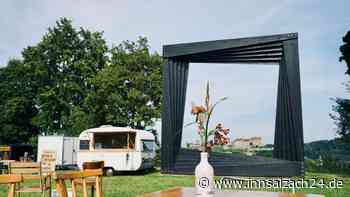 Eine Bar im Vintage-Wohnwagen, bunte Stühle und der schönste Gin Deutschlands