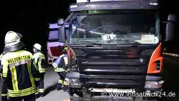 Wegen Übermüdung: Lkw zerstört 100 Meter Leitplanke und Notrufsäule - immenser Schaden