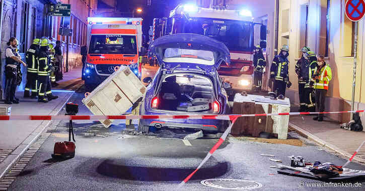 Vorfall bei Bergkirchweih Erlangen: Autofahrer folgt Rettungsdienst und kracht in Betonabsperrung - Alkohol im Spiel - inFranken.de