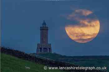 Photographer captures strawberry moon over Darwen Tower
