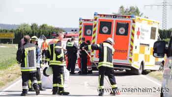 Paketfahrer kracht mit Zustellfahrzeug auf St2360 in Lkw – Transporter überschlägt sich