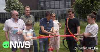 Eerste "fietsroute met nutteloze borden" geopend in Wichelen - VRT NWS