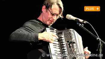 Kabarettist Andreas Rebers hilft den Zeltgästen auf die Sprünge