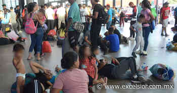 Migrantes abarrotan central de autobuses en Monterrey; duermen en sillas y hasta en el piso - Periódico Excélsior