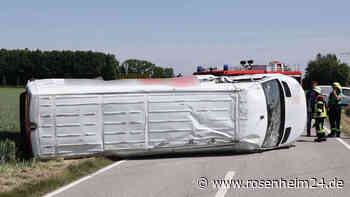 Mehrfacher Überschlag bei Schnaitsee: Paketfahrer (20) kracht mit Transporter in Lkw