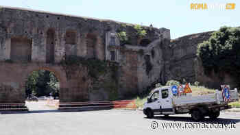 VIDEO | La lenta agonia delle Mura Aureliane, viene giù un pezzo a Porta Maggiore: colpa dei capperi