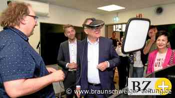 Ministerpräsident Stephan Weil erlebt Wolfsburg digital
