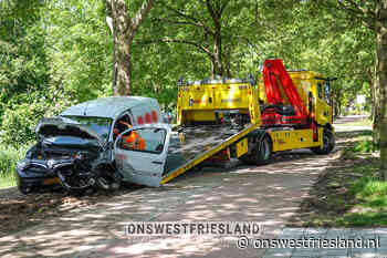 Auto raakt van de weg en komt tegen boom aan Middenmeer - OnsWestfriesland.nl