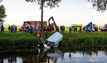 Automobilist botst tegen boom; zwaargewond bekneld in water Hoofdvaart - HCNieuws