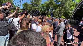 Le Touquet : bain de foule du président Emmanuel Macron à la sortie du bureau de vote - 12/06/2022 - Vidéo Wéo - Wéo