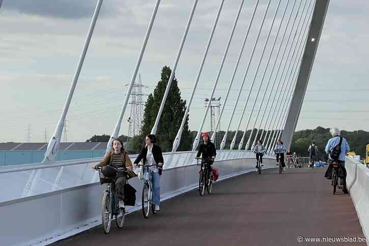 Fietsmilitanten testen Hoogmolenbrug: “Hele verbetering in vergelijking met oude moordbrug, maar niet futureproof”