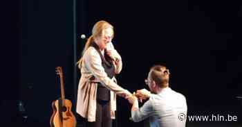 Alexey vraagt vriendin Tatiana ten huwelijk bij ontvangst nieuwe inwoners Eeklo - Het Laatste Nieuws