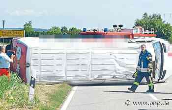 Kieslaster und Transporter kollidieren im Kreis Traunstein - Kastenwagen überschlägt sich - Passauer Neue Presse - PNP.de