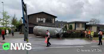 Gekantelde mestkar zorgt voor geur- én verkeershinder in Eeklo - Vlaamse Radio- en Televisieomroeporganisatie