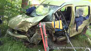 Schwerer Unfall bei Borken – Fahrerin über eine Stunde eingeklemmt - Hessennews TV