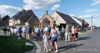 Kruiskapel Rijkenhoek ingezegend na renovatie | Zele | hln.be - Het Laatste Nieuws