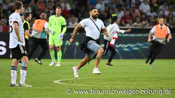 Plötzliche Aufregung: Drei Flitzer beim Deutschland-Spiel