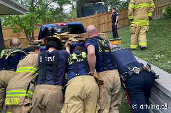 Pickup truck abandoned in Calgary backyard after driver crashes through fence and flees - Driving