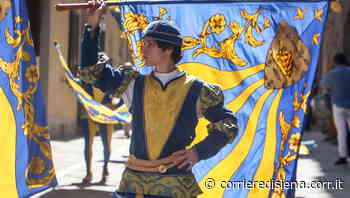 Palio di Siena, il giro in città della Tartuca baciato dal sole: entusiasmo in centro | Fotogallery - Corriere di Siena