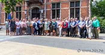 Zestigjarigen blazen verzamelen in oud-gemeentehuis | Dendermonde | hln.be - Het Laatste Nieuws