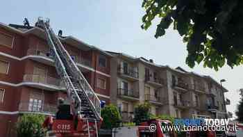 Incendio a Leini: a fuoco il tetto di un palazzo, evacuate otto famiglie e traffico nel caos - TorinoToday