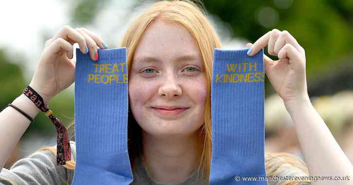 Harry Styles megafans camp outside Old Trafford as thousands queue for hours to snap up merchandise - Manchester Evening News